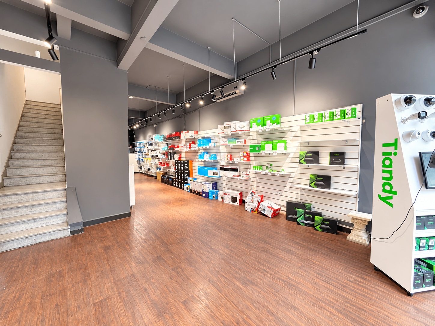 Local comercial en alquiler en Centro – amplio salón, oficinas y depósitos · Foto 3
