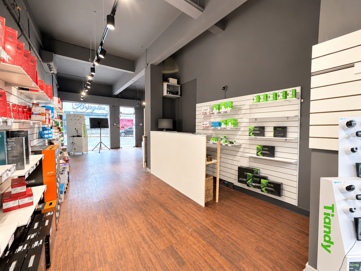 Local comercial en alquiler en Centro – amplio salón, oficinas y depósitos · Foto 4