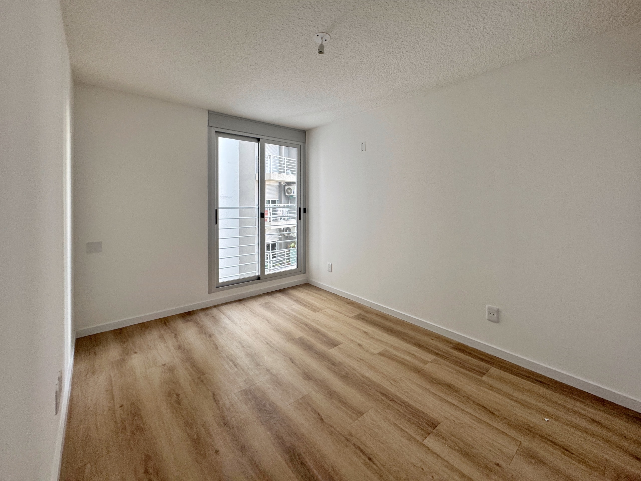 ALQUILER APARTAMENTO UN DORMITORIO, GARAJE A ESTRENAR MONTE CASEROS Y GARIBALDI
