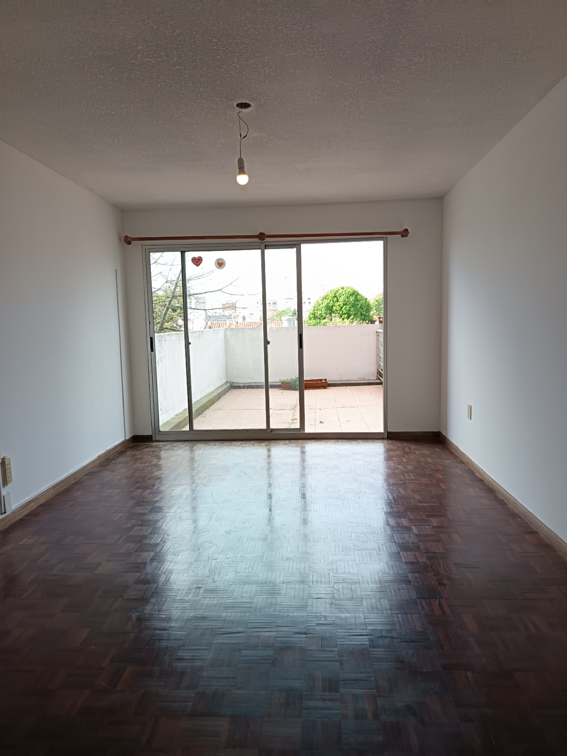 ALQUILER MONOAMBIENTE CON PATIO EN POCITOS, OPCIÓN GARAJE