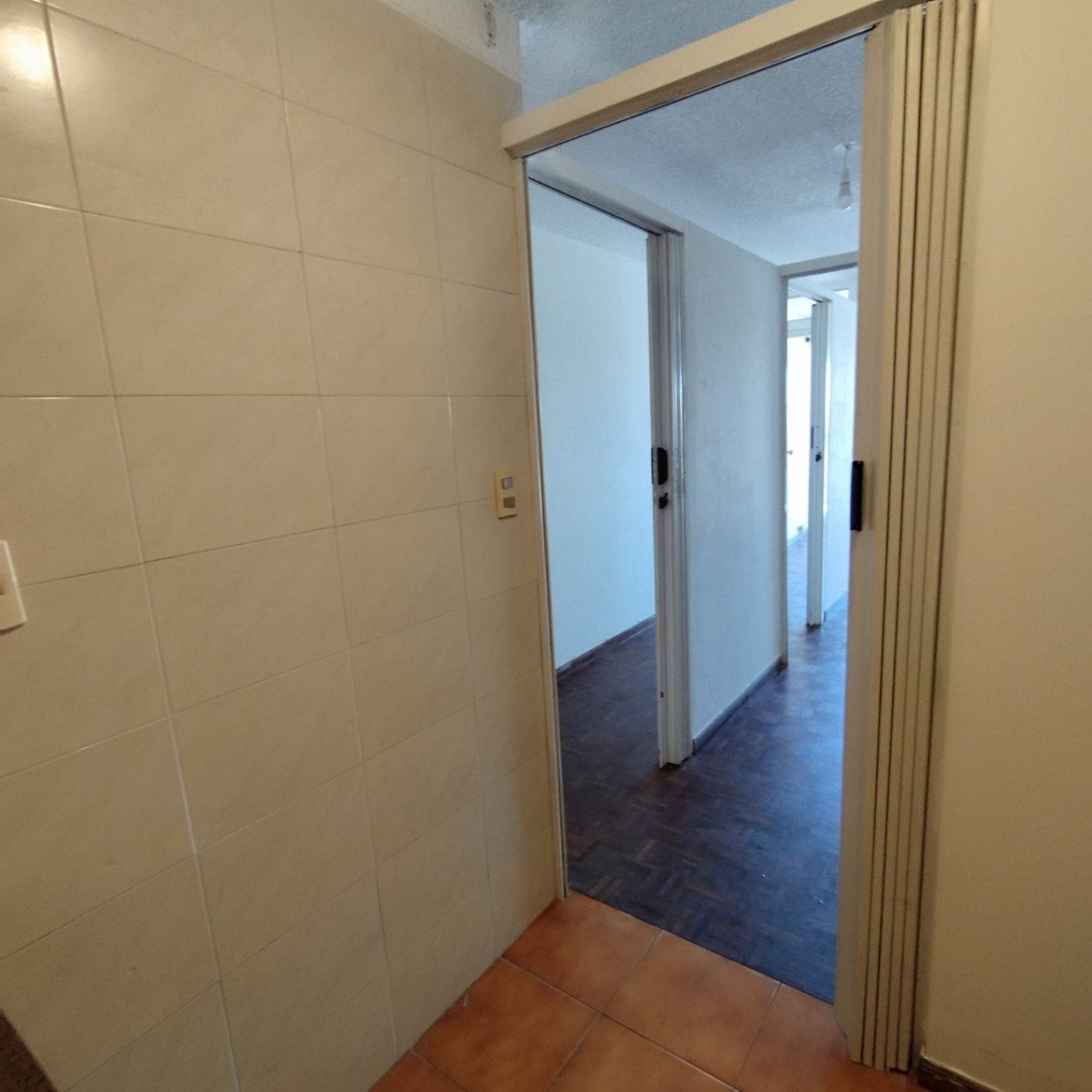 ALQUILER MONOAMBIENTE CON DIVISIONES Y BALCÓN, POCITOS IDEAL OFICINA OPC. GARAJE · Foto 6