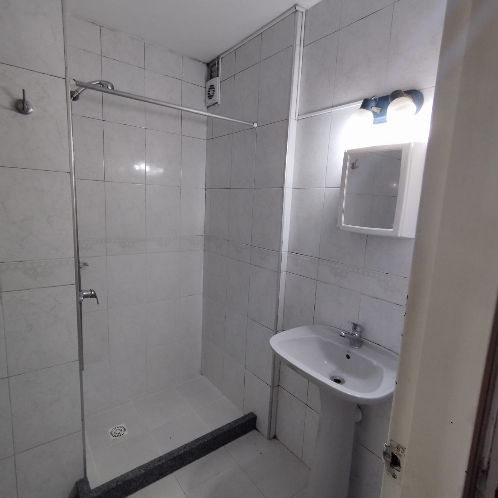 ALQUILER MONOAMBIENTE CON DIVISIONES Y BALCÓN, POCITOS IDEAL OFICINA OPC. GARAJE · Foto 12