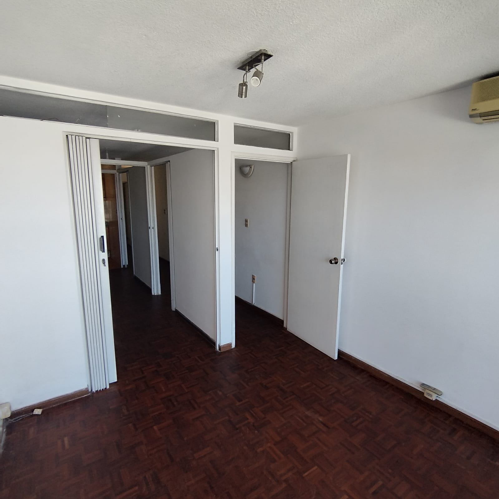 ALQUILER MONOAMBIENTE CON DIVISIONES Y BALCÓN, POCITOS IDEAL OFICINA OPC. GARAJE · Foto 9
