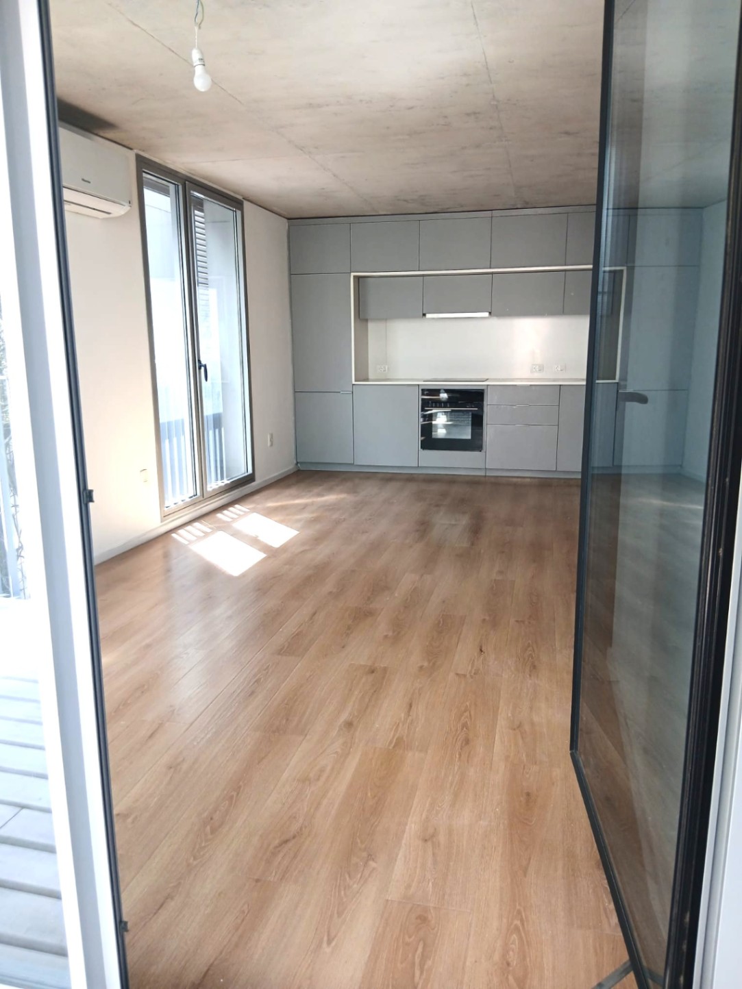ALQUILER APARTAMENTO UN DORMITORIO, BALCÓN, PISCINA CENTRO · Foto 1