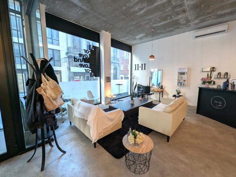 Local comercial en excelente punto | Amplio, moderno y con gran vidriera · Foto 2