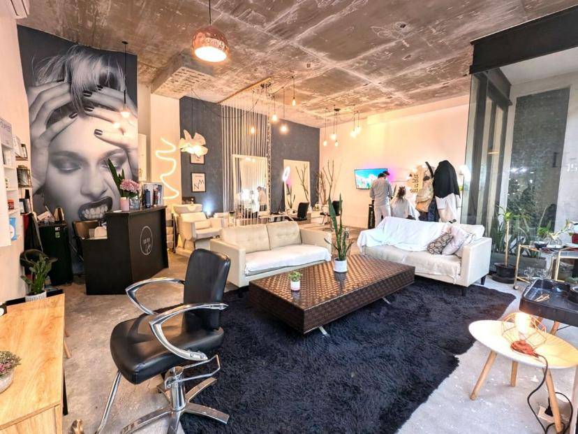 Local comercial en excelente punto | Amplio, moderno y con gran vidriera
