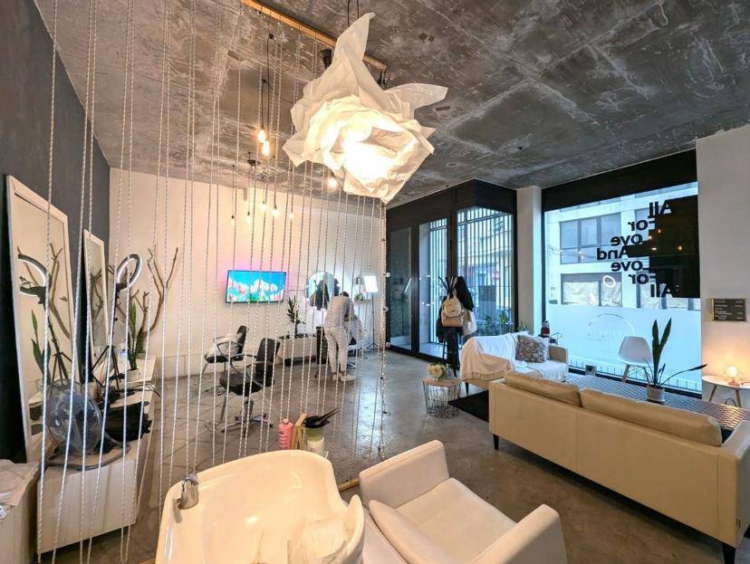 Local comercial en excelente punto | Amplio, moderno y con gran vidriera · Foto 7