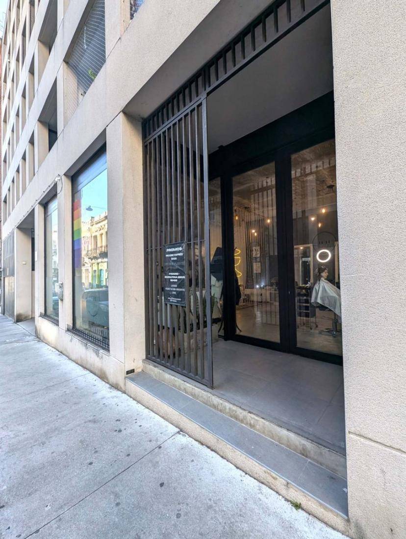 Local comercial en excelente punto | Amplio, moderno y con gran vidriera · Foto 9