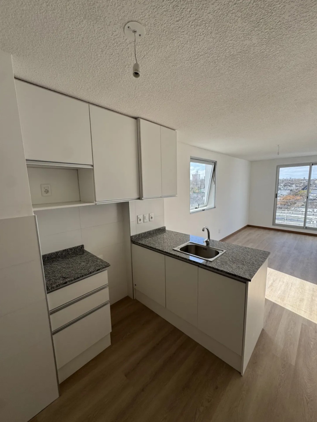ALQUILER APARTAMENTO UN DORMITORIO, GARAJE EN AV. GONZALO RAMÍREZ BARRIO SUR