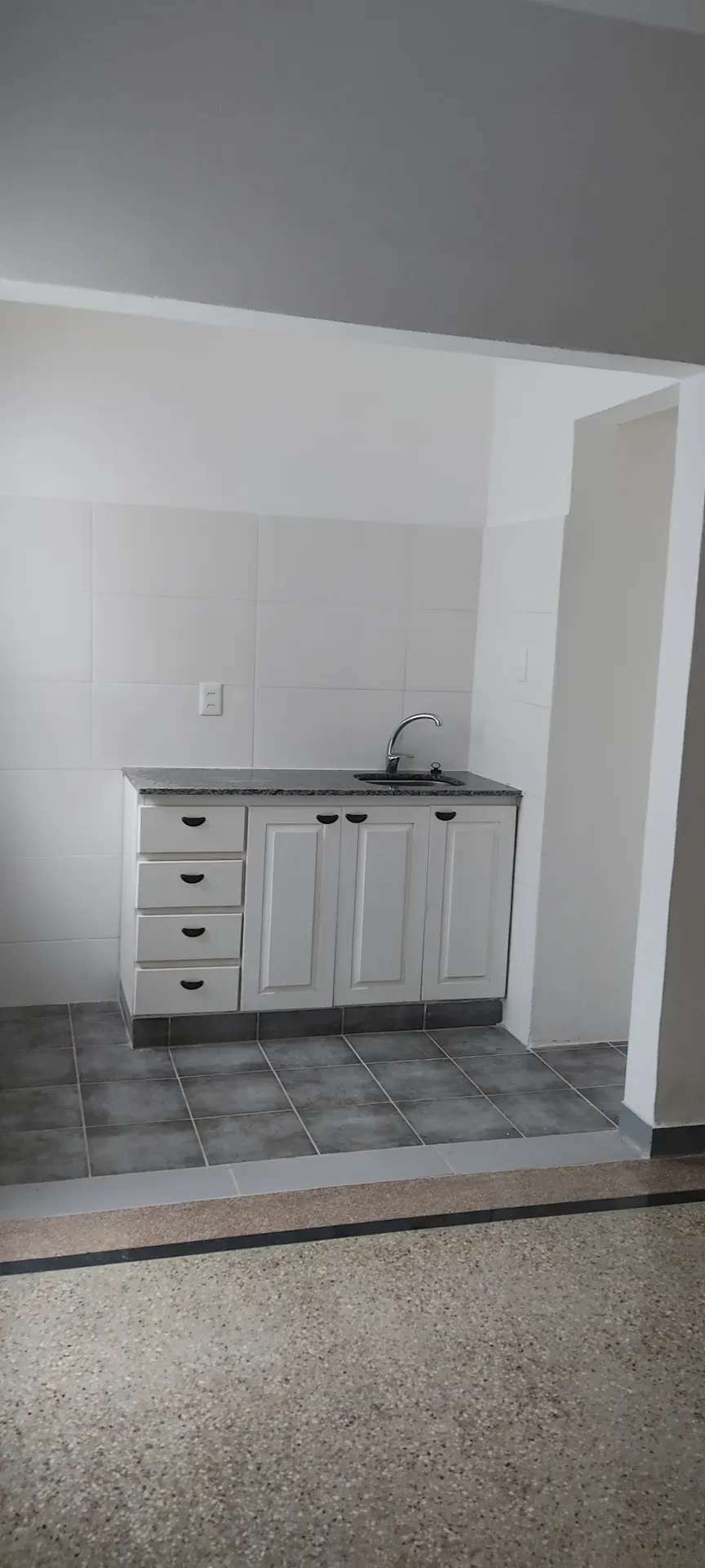 ALQUILER APARTAMENTO UN DORMITORIO, PATIO EN BUCEO · Foto 3