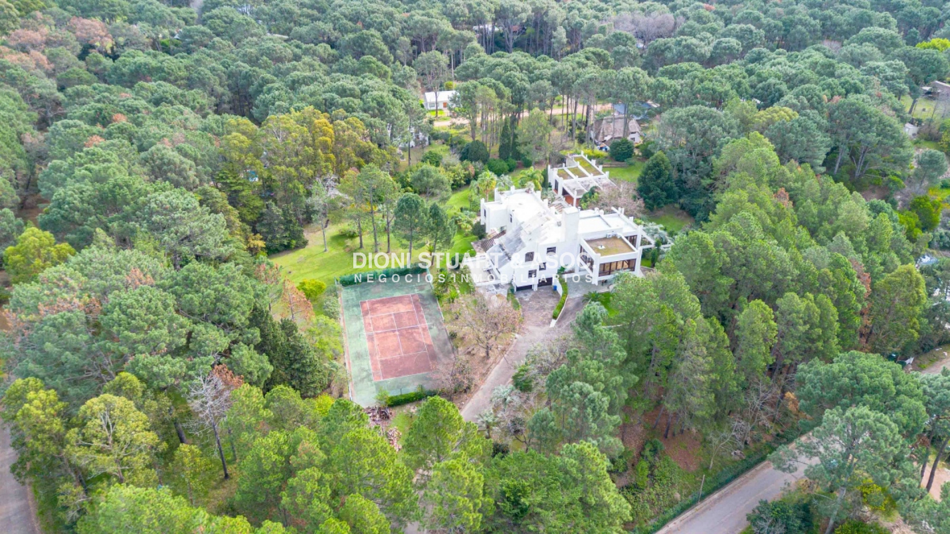 Mansion en Alquiler Anual - Club del Lago - 7 Suites + Garage + Servicio + Ascensor - Sin muebles