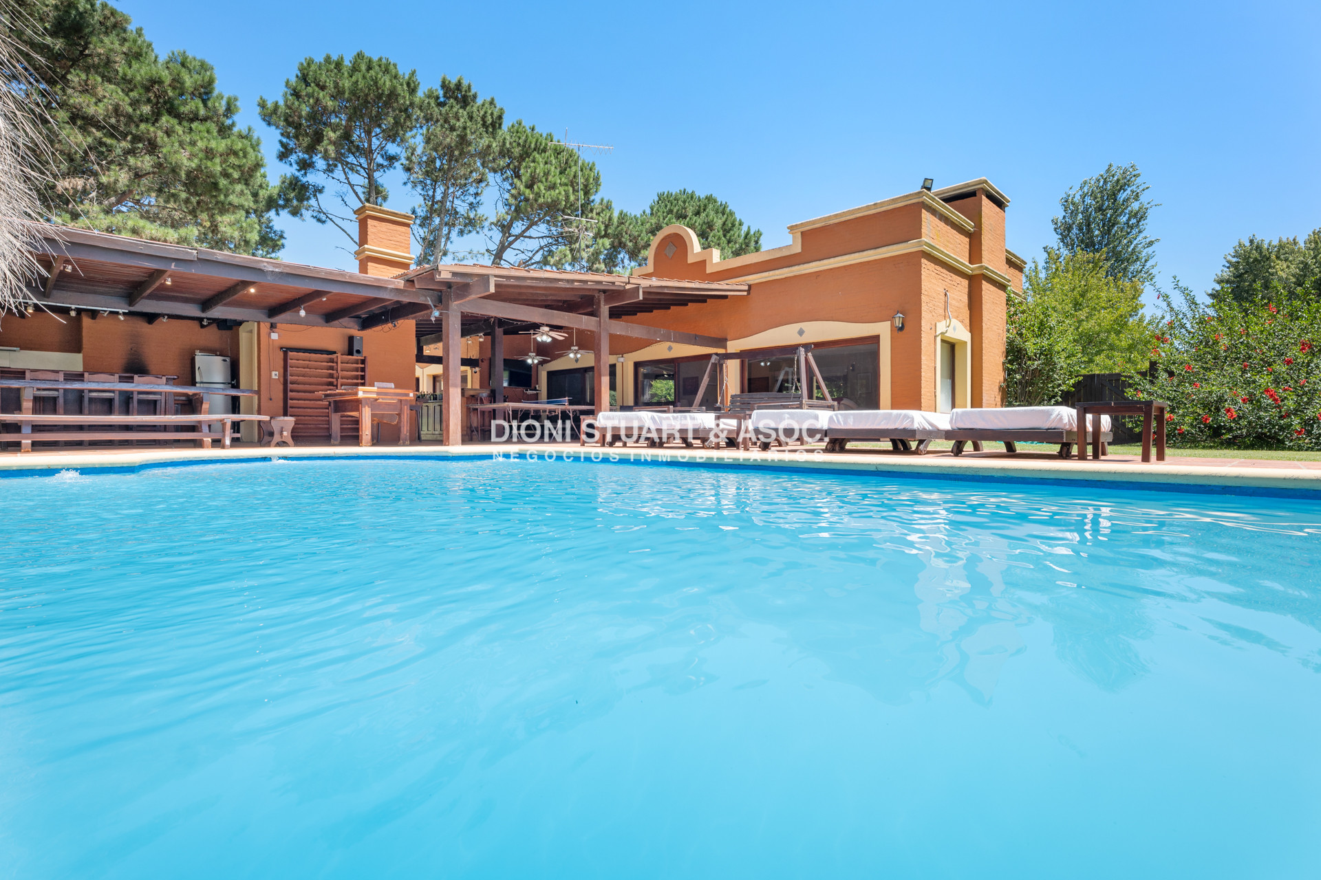 ALQUILER ANUAL CASA EN PINARES CON 5 DORMITORIOS EN SUITE Y PISCINA