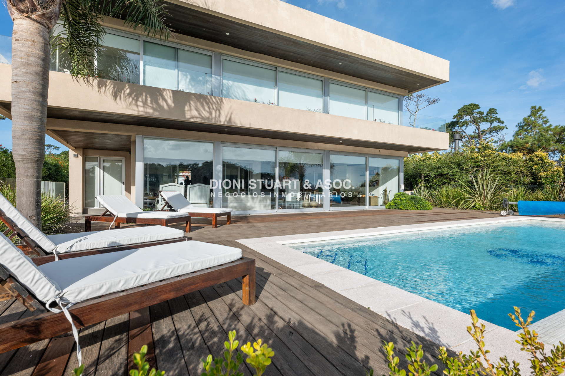 MODERNA CASA EN VENTA FRENTE A LA LAGUNA DEL DIARIO