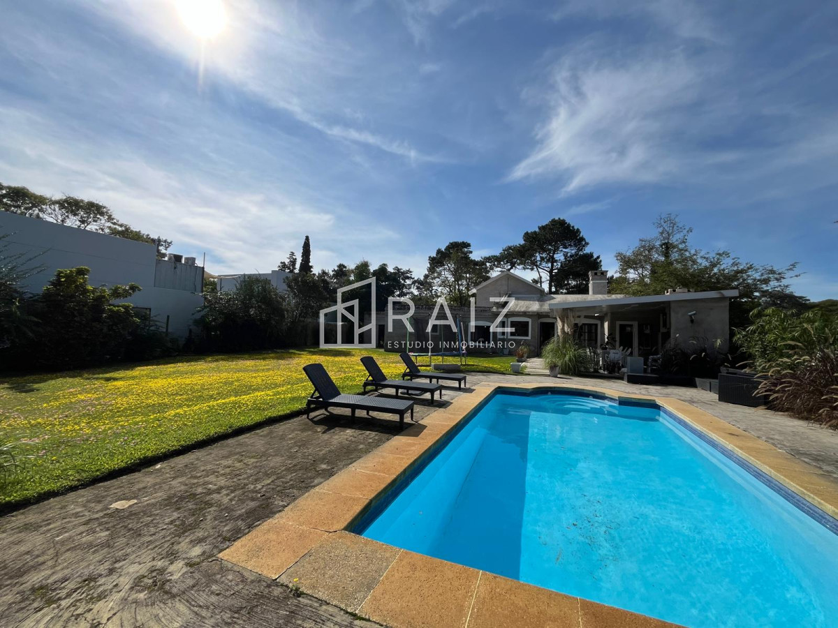 CASA ALQUILER ANUAL 4 DORMITORIOS ZONA COLEGIOS CON PISCINA Y PARRILLERO