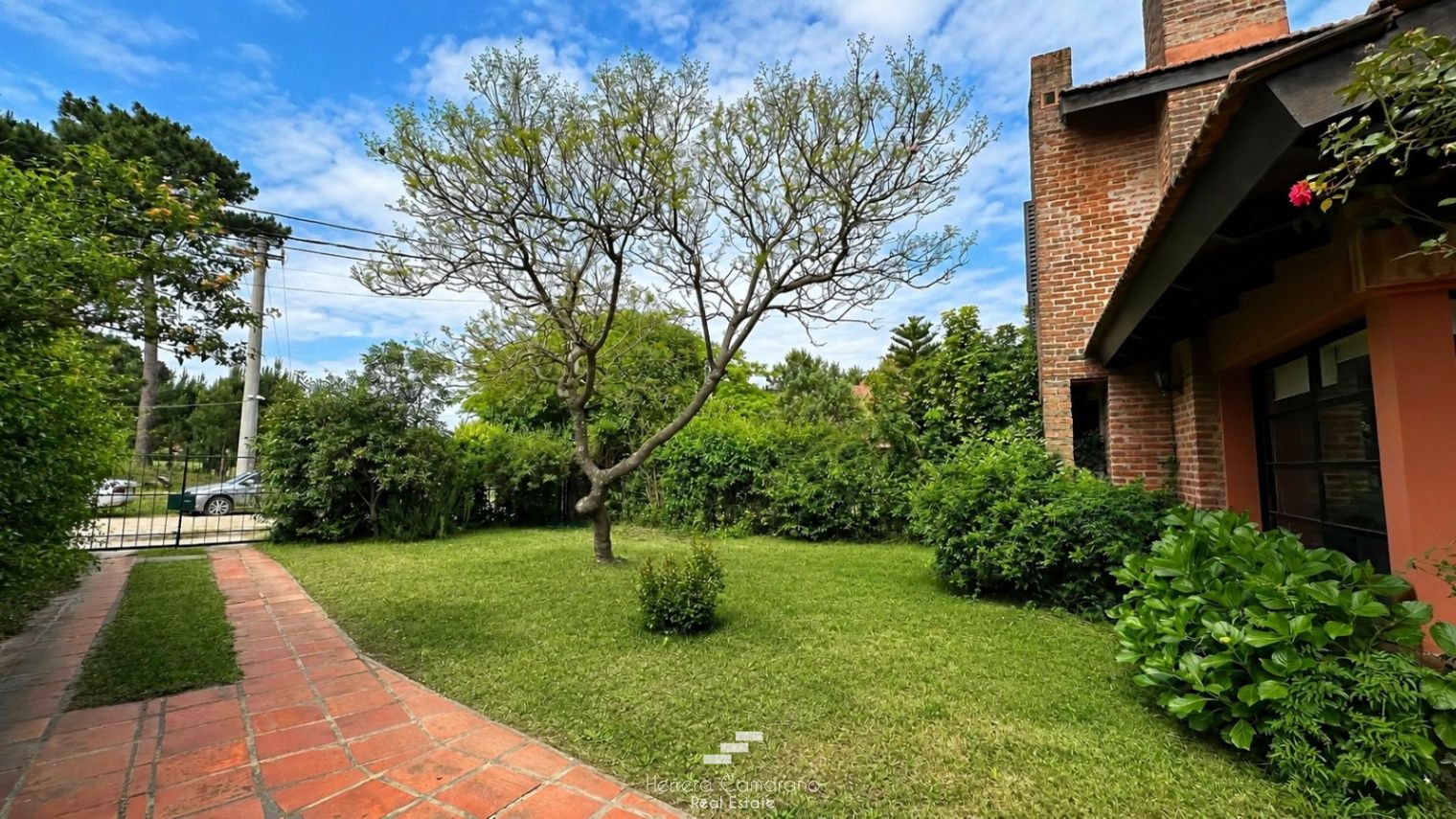 Casa en venta c/ cochera en Médanos de Solymar - foto 2