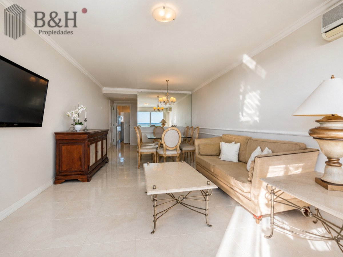 Apartamento de 3 Dormitorios sobre Playa Mansa, en Venta y Alquiler · Foto 5