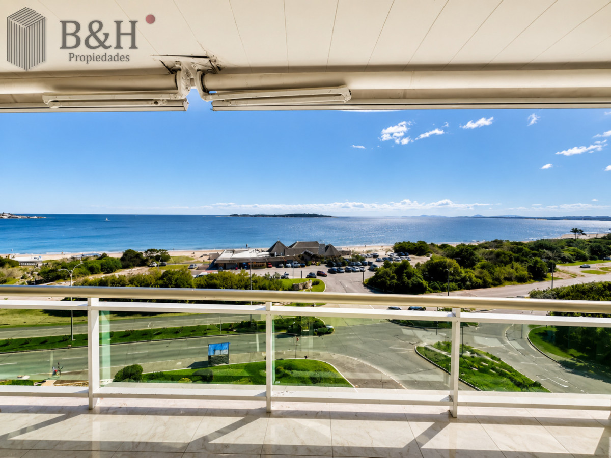 Apartamento de 3 Dormitorios sobre Playa Mansa, en Venta y Alquiler · Foto 2