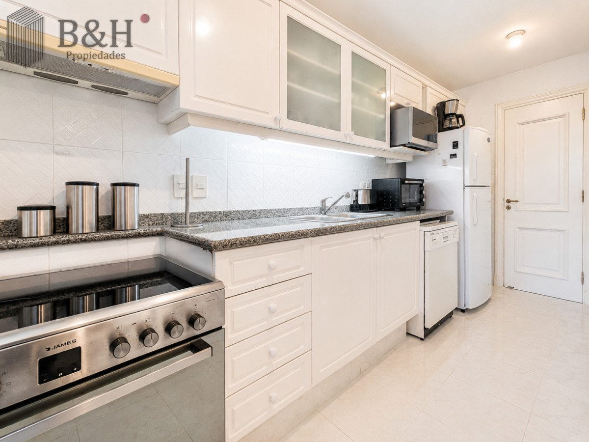 Apartamento de 3 Dormitorios sobre Playa Mansa, en Venta y Alquiler · Foto 8