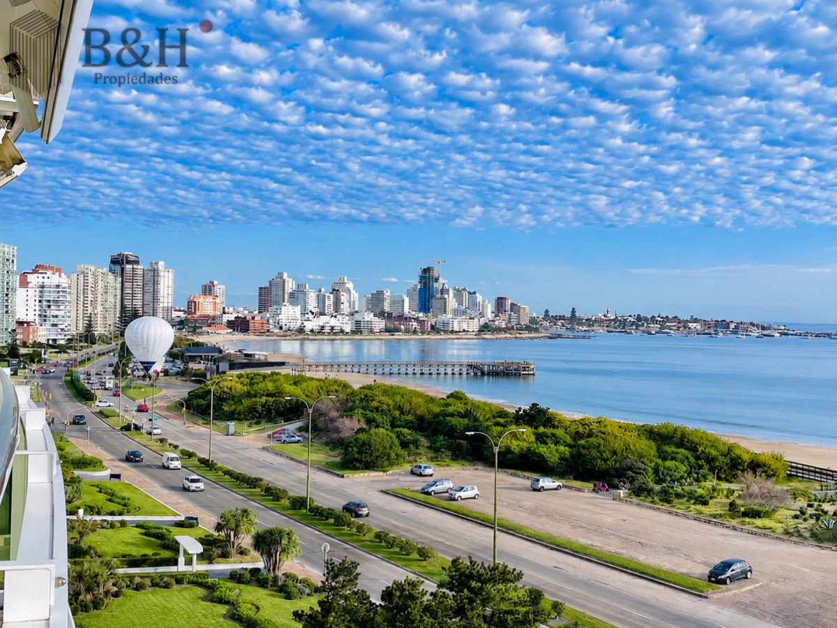 Apartamento de 3 Dormitorios sobre Playa Mansa, en Venta y Alquiler · Foto 4
