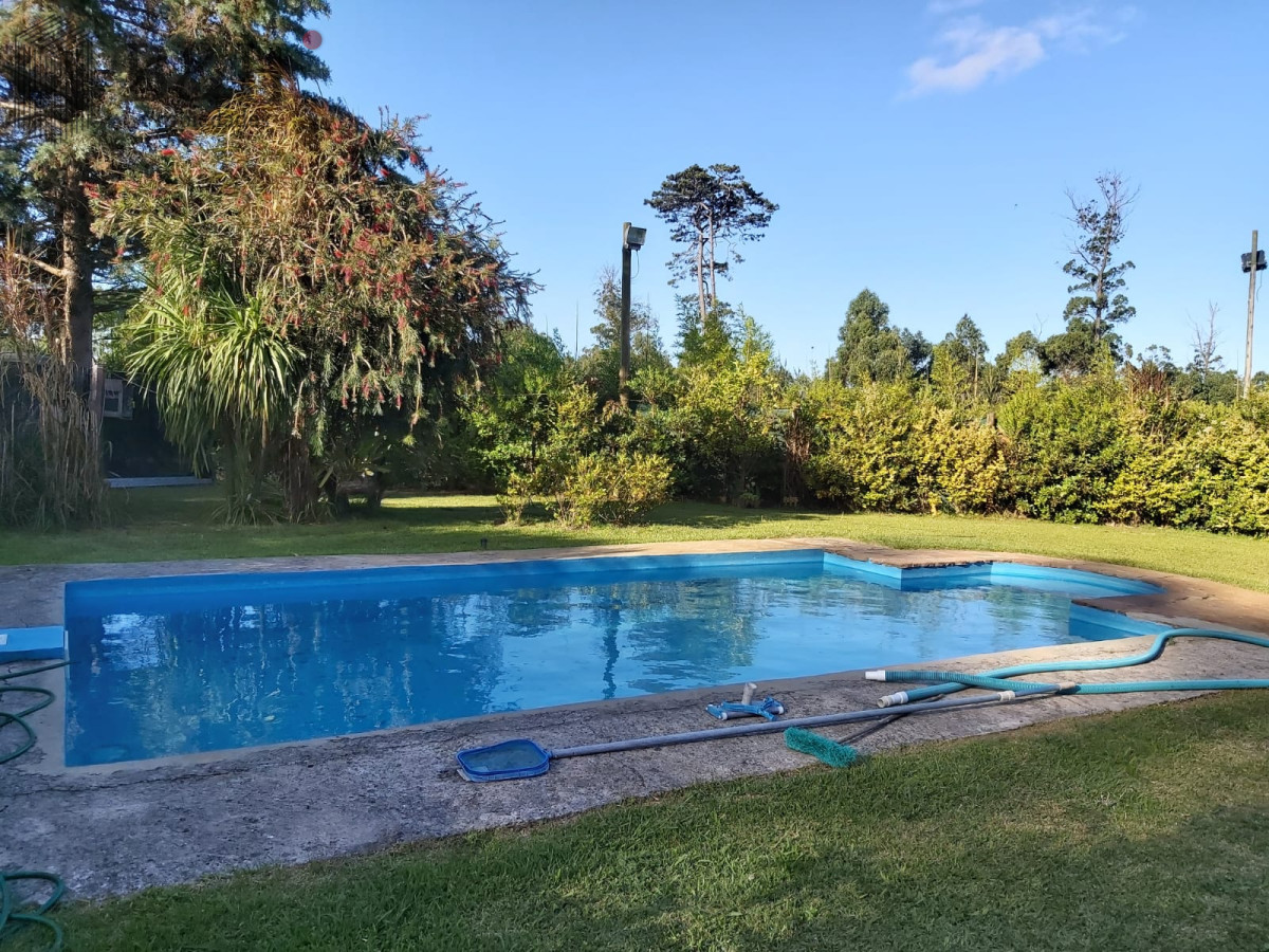Hermosa casa en venta en Beverly Hills de 5 dormitorios con piscina y parrillero