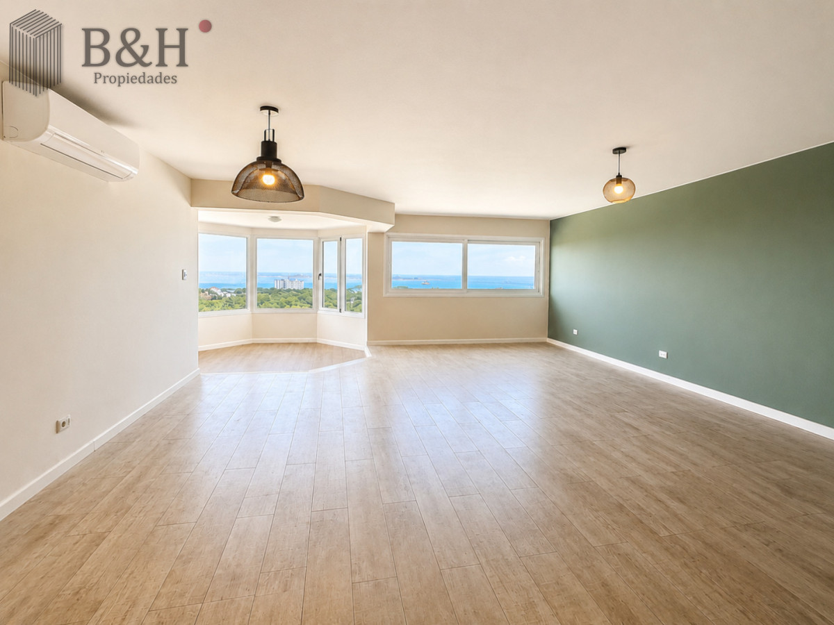 Venta y alquiler anual de amplio apartamento de tres dormitorios completamente reciclado sobre Roosevelt, Punta del Este