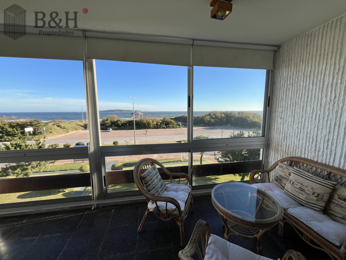 Apartamento en Primera Línea de la Playa Mansa en Alquiler Anual e Invernal con Cochera · Foto 1