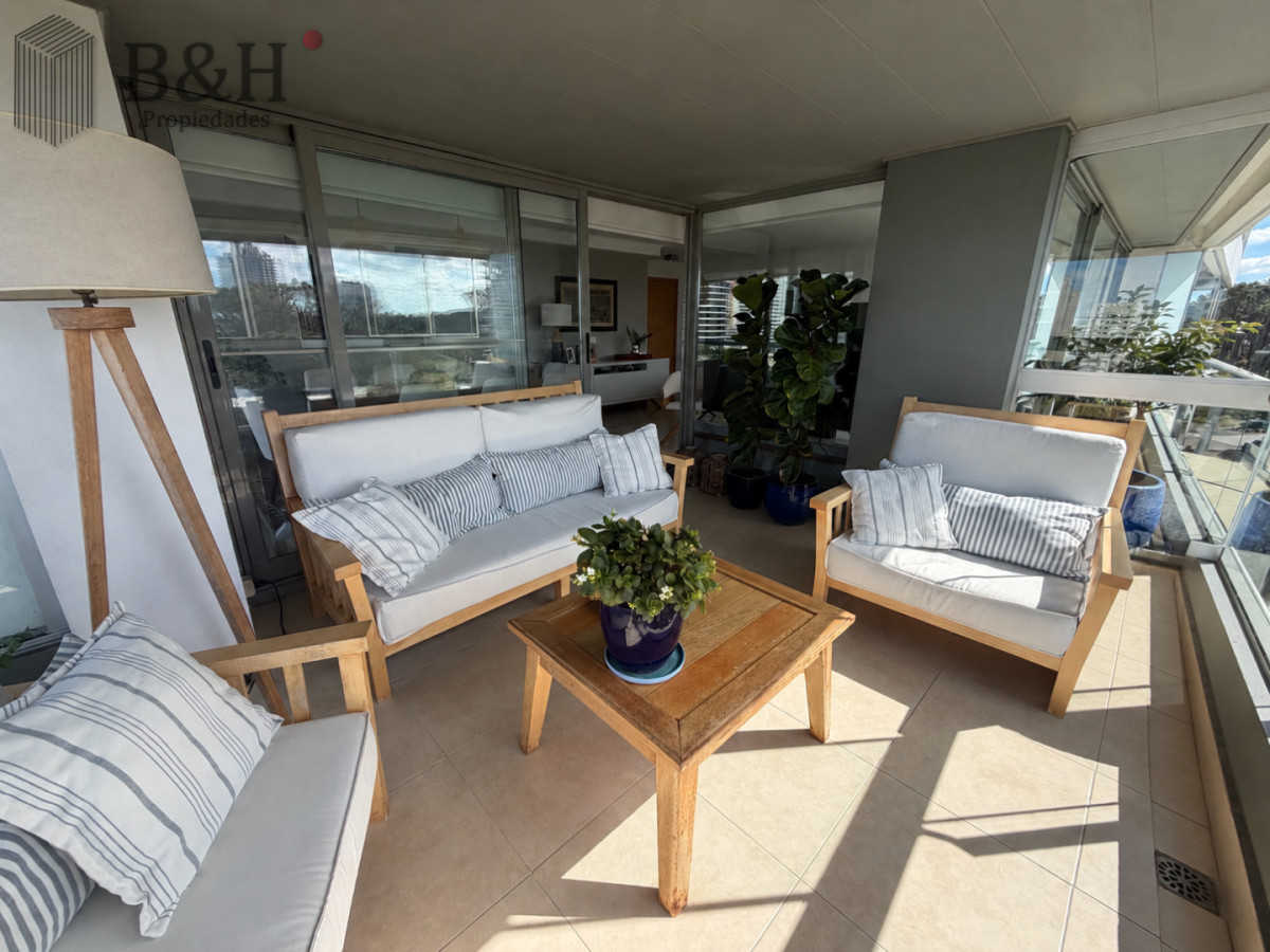 Apartamento 3 Dormitorios Avenida Roosevelt Punta del Este Cochera · Foto 3