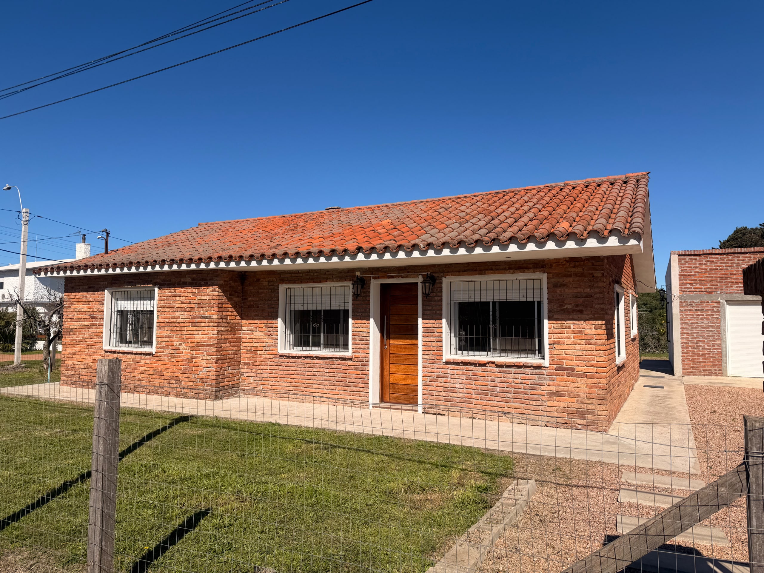 Casa en alquiler c/ cochera en Progreso