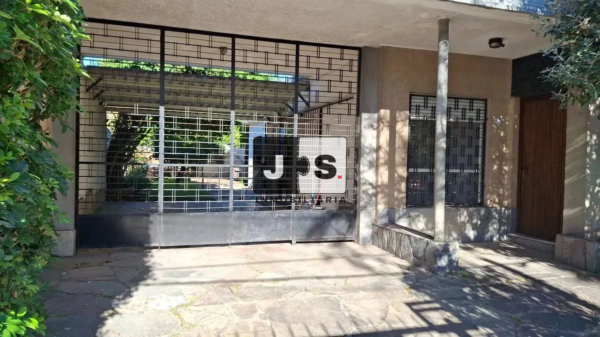 Alquilo Casa 3 dormitorios en la Unión con cochera y apartamento al fondo