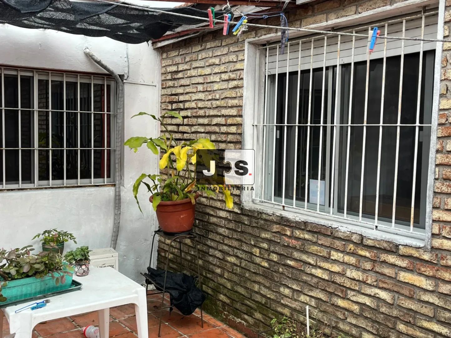 Alquilo casa de 2 dormitorios c/patio  Barrio Atahualpa