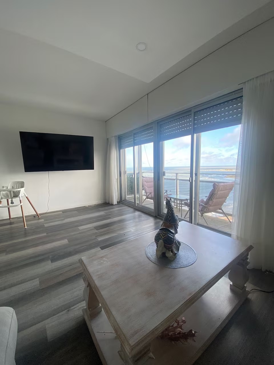 ALQUILER apartamento amoblado de 3 dormitorios, cochera y balcon en Malvin · Foto 2