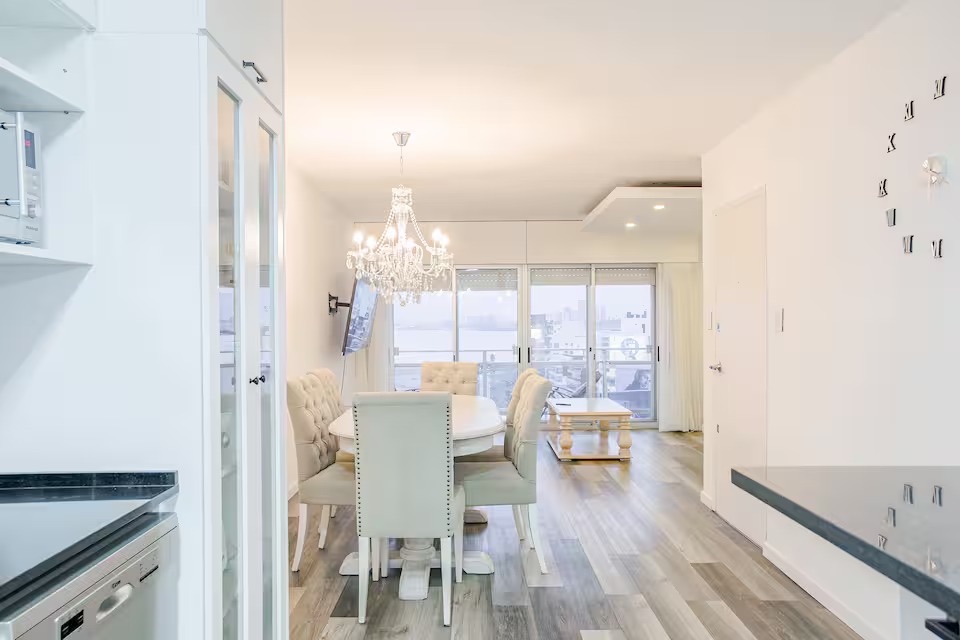 ALQUILER apartamento amoblado de 3 dormitorios, cochera y balcon en Malvin · Foto 3