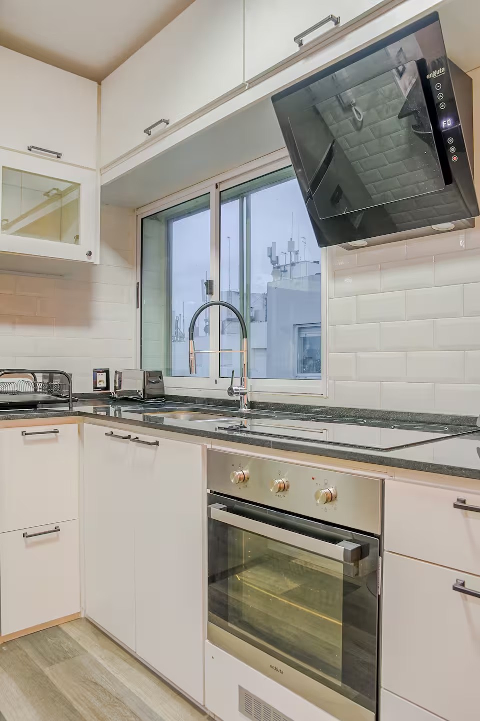 ALQUILER apartamento amoblado de 3 dormitorios, cochera y balcon en Malvin · Foto 10