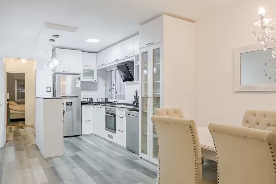 ALQUILER apartamento amoblado de 3 dormitorios, cochera y balcon en Malvin · Foto 7