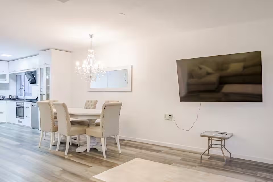 ALQUILER apartamento amoblado de 3 dormitorios, cochera y balcon en Malvin · Foto 4