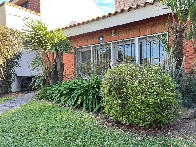 Casa en alquiler c/ cochera en Punta Gorda
