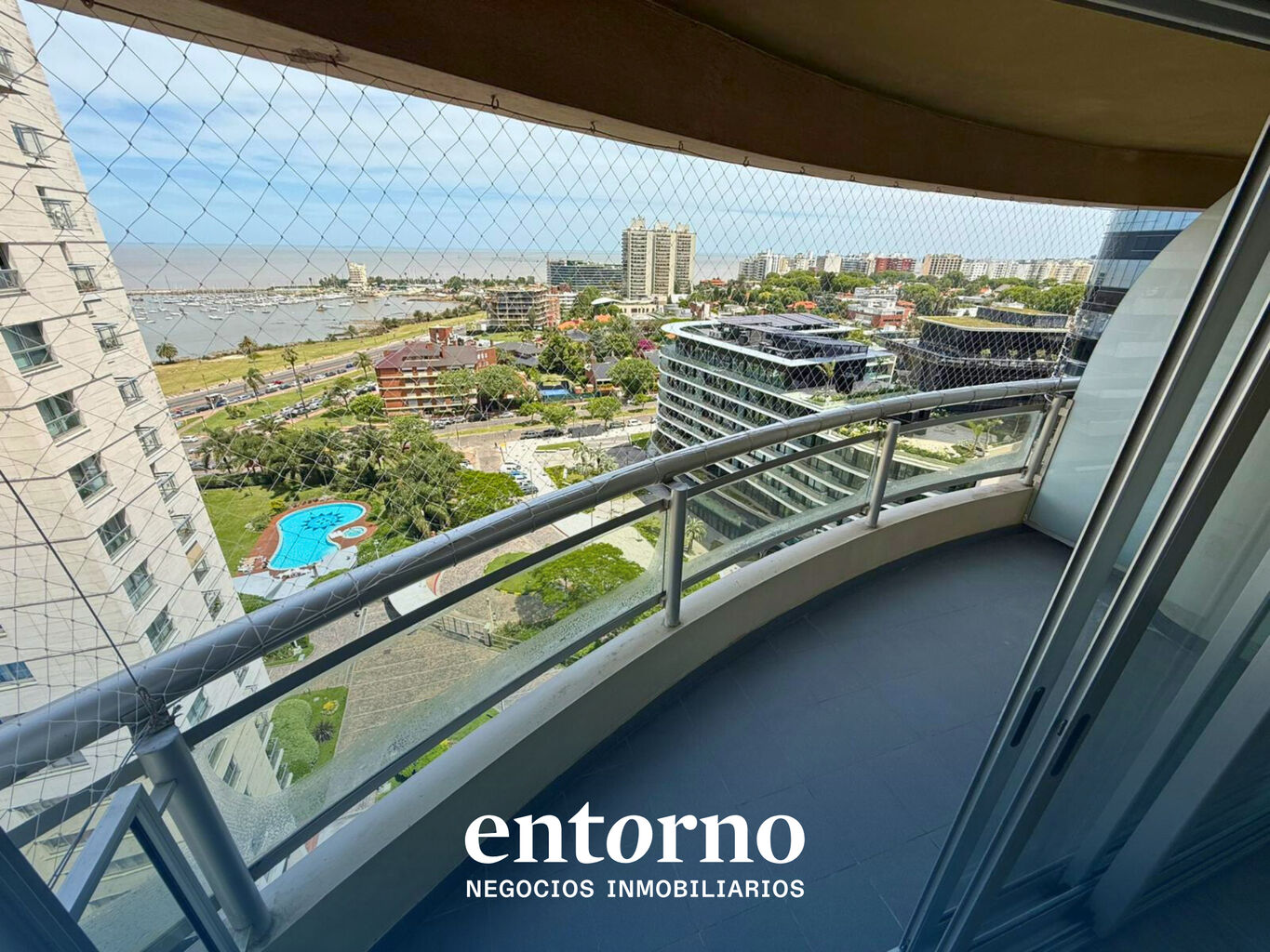 Alquiler Apartamento 3 Dormitorios, 2 Baños y Doble Gge  en Torres Náuticas – Piso alto con vista al