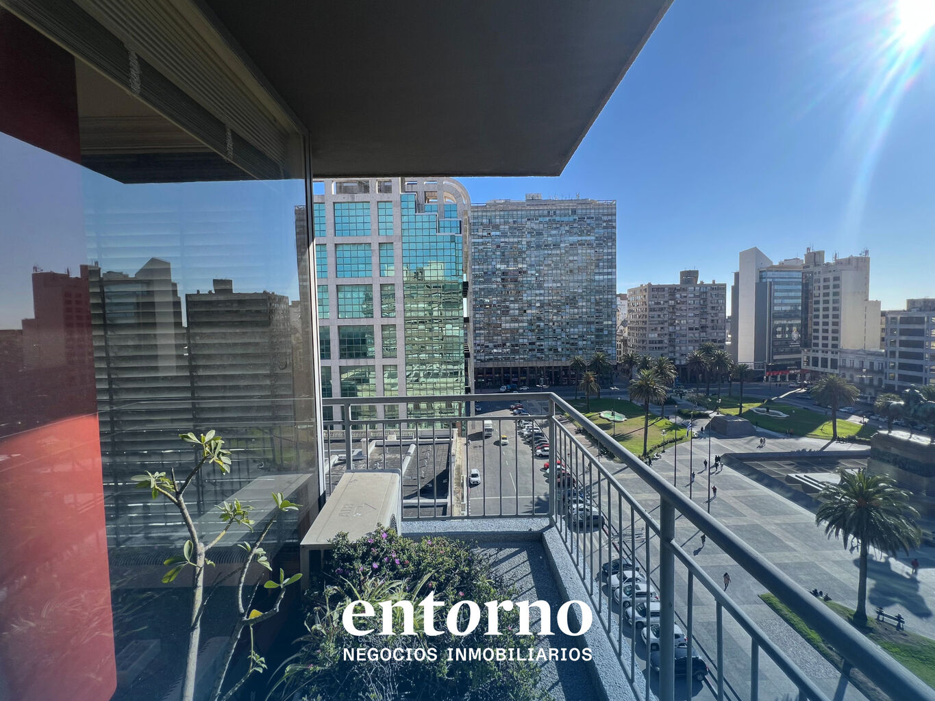 Oficina en Alquiler con vistas a Plaza Independencia y Río de la Plata