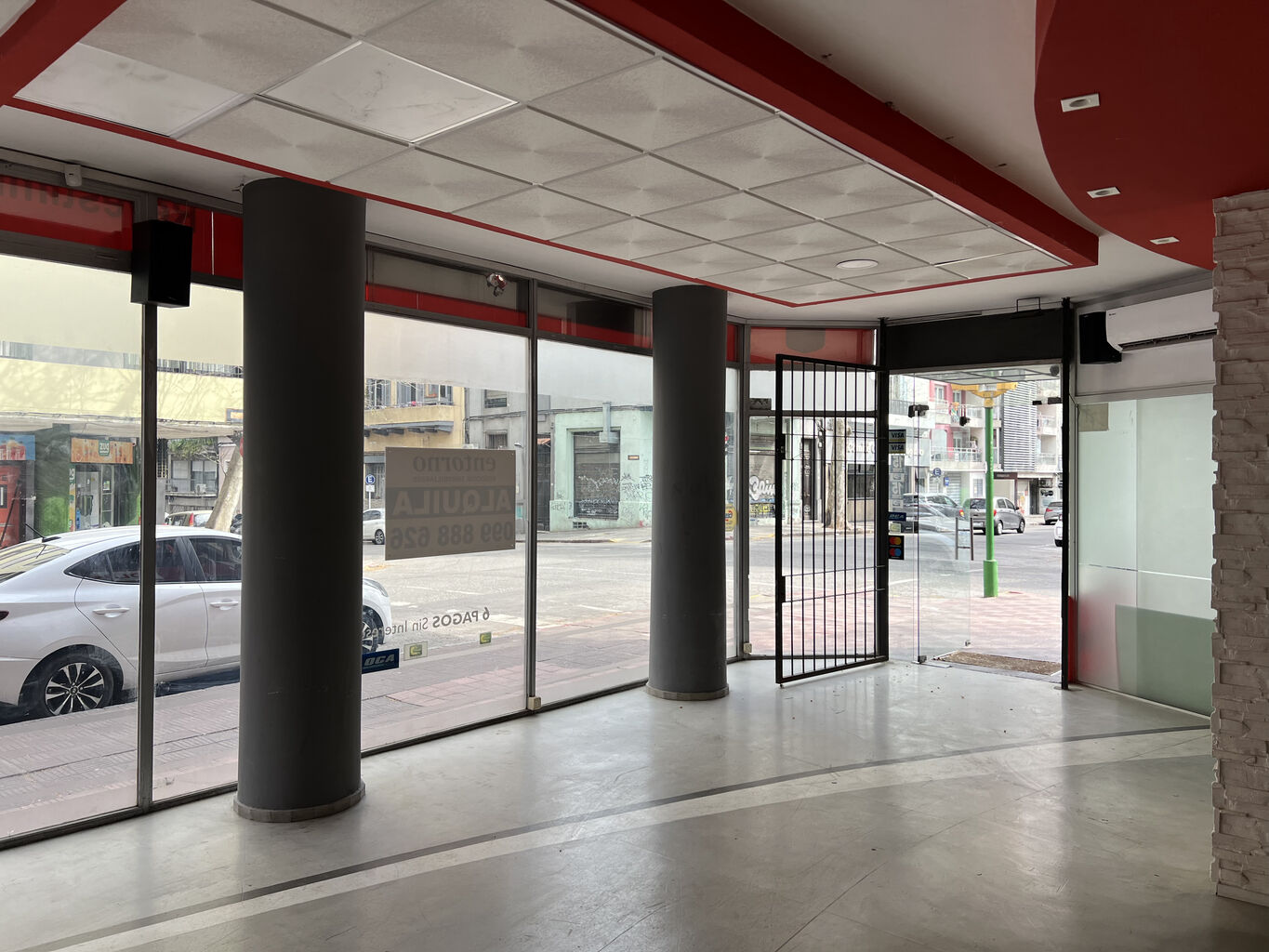 Local comercial con excelente exposición en pleno centro de Montevideo - En Alquiler