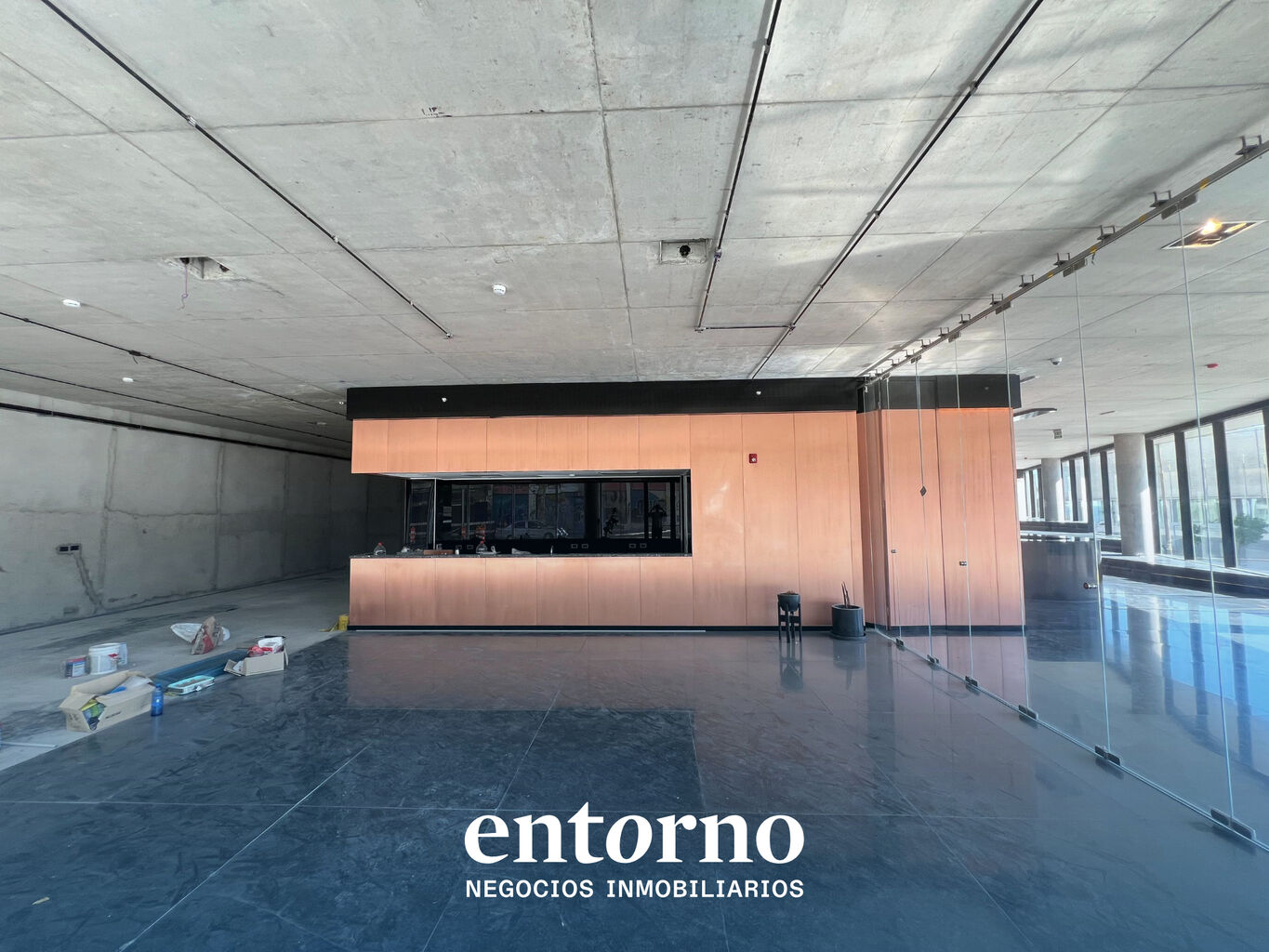 Alquiler de Local con Barra, Patio y Gran Frente Vidriado – Planta Baja en Edificio de Categoría