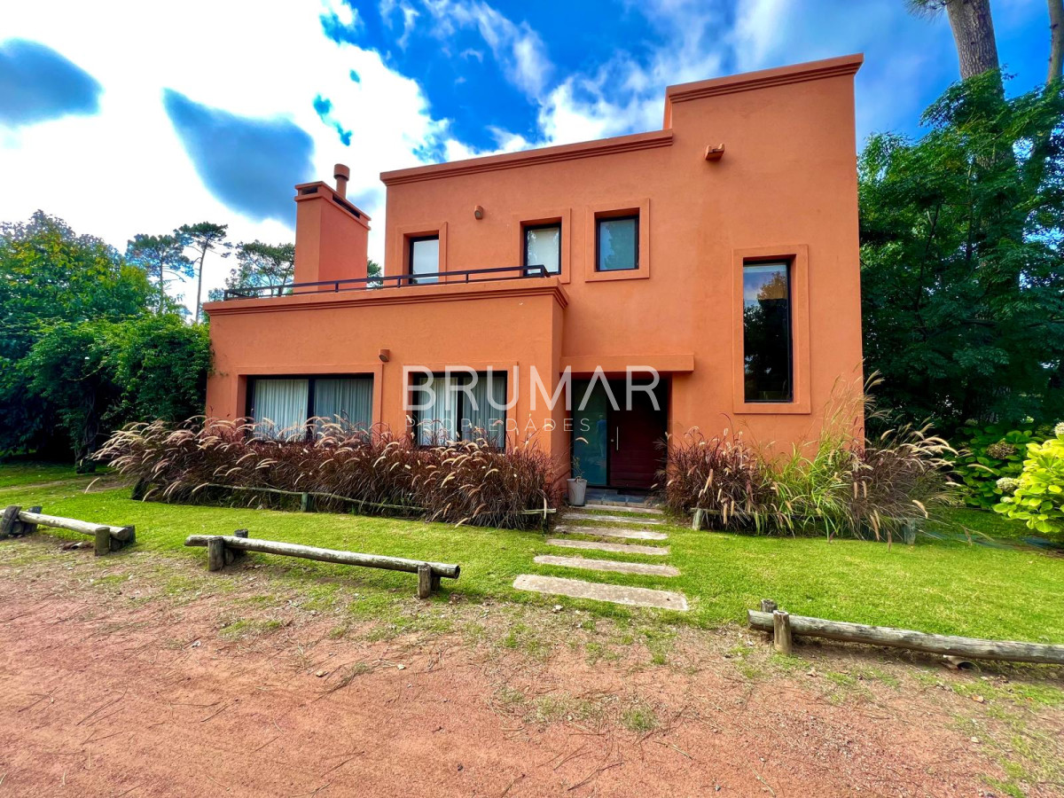 Alquiler anual y venta casa 2 dormitorios en Barrio privado