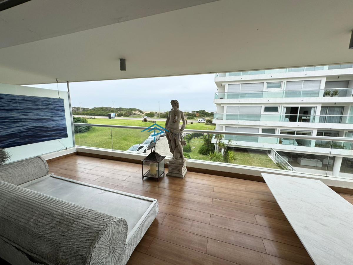 Apartamento en Venta en Brava, primera línea. 3 suites, dep. servicio. Full amenities