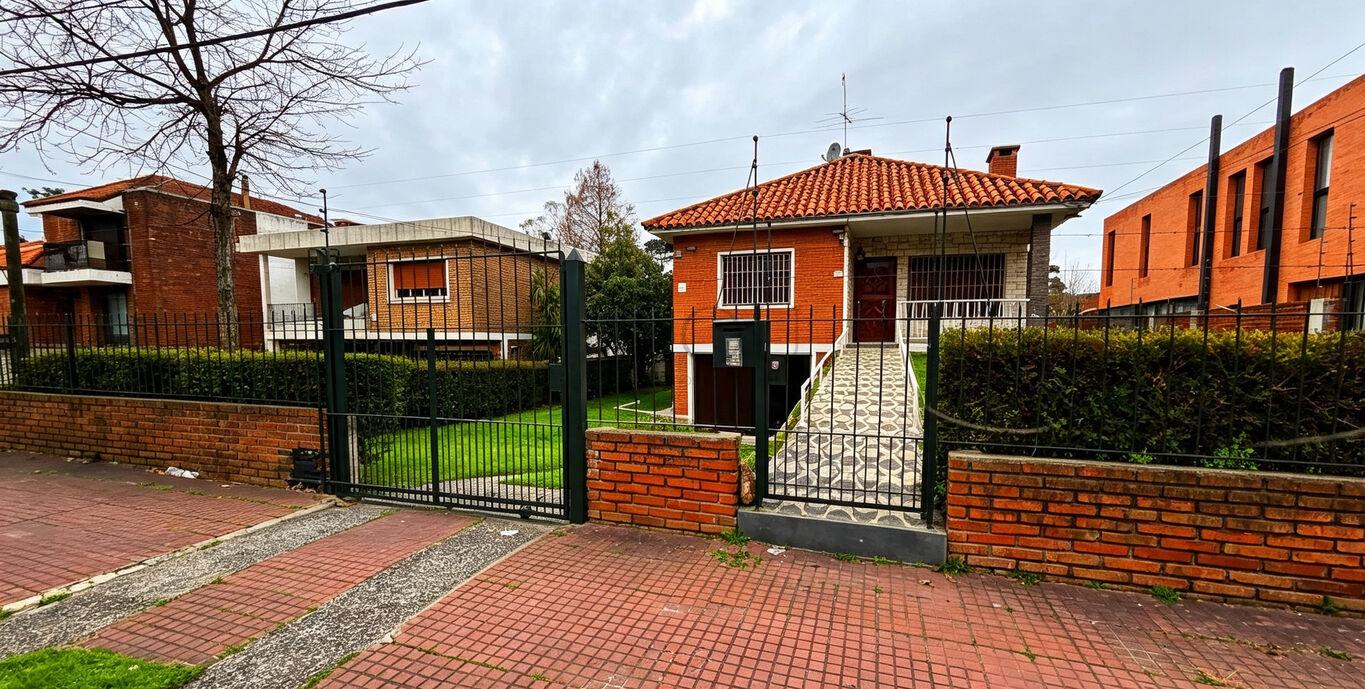 ALQUILER CASA 3 dormitorios 3 baños piscina en Carrasco Norte