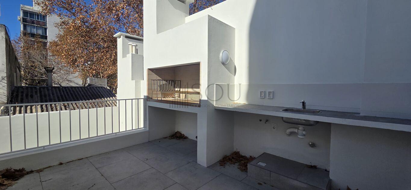 VENTA APARTAMENTO 3 DORMITORIOS Y PARRILLERO CON RENTA CORDON SUR