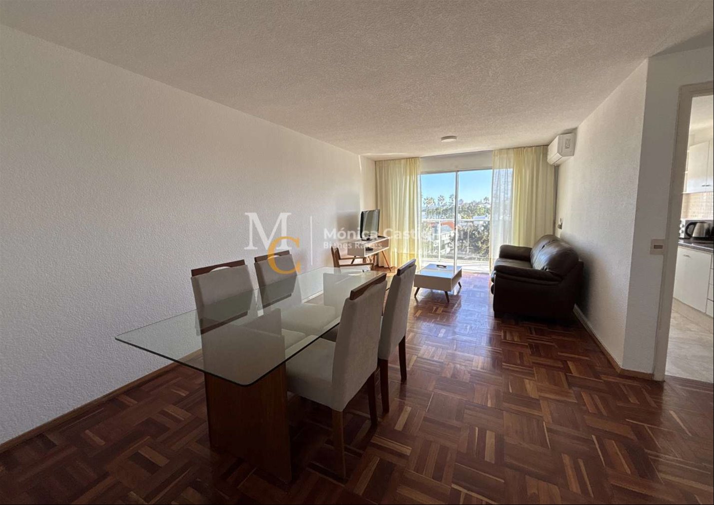 Apartamento amplio y luminoso de 1 dormitorio, 1 Cochera. Sobre la rambla con vista. Carrasco