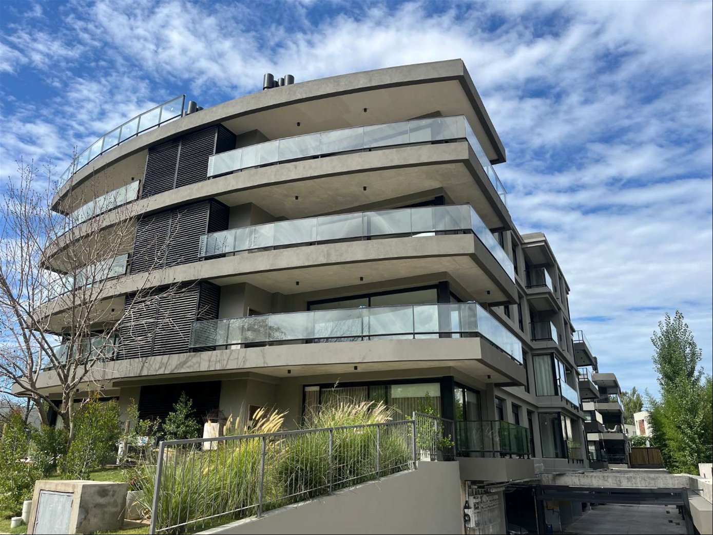 Apartamento de 3 dormitorios 3 baños. Barrio Parques en Carrasco.  A Estrenar. Polo Parc