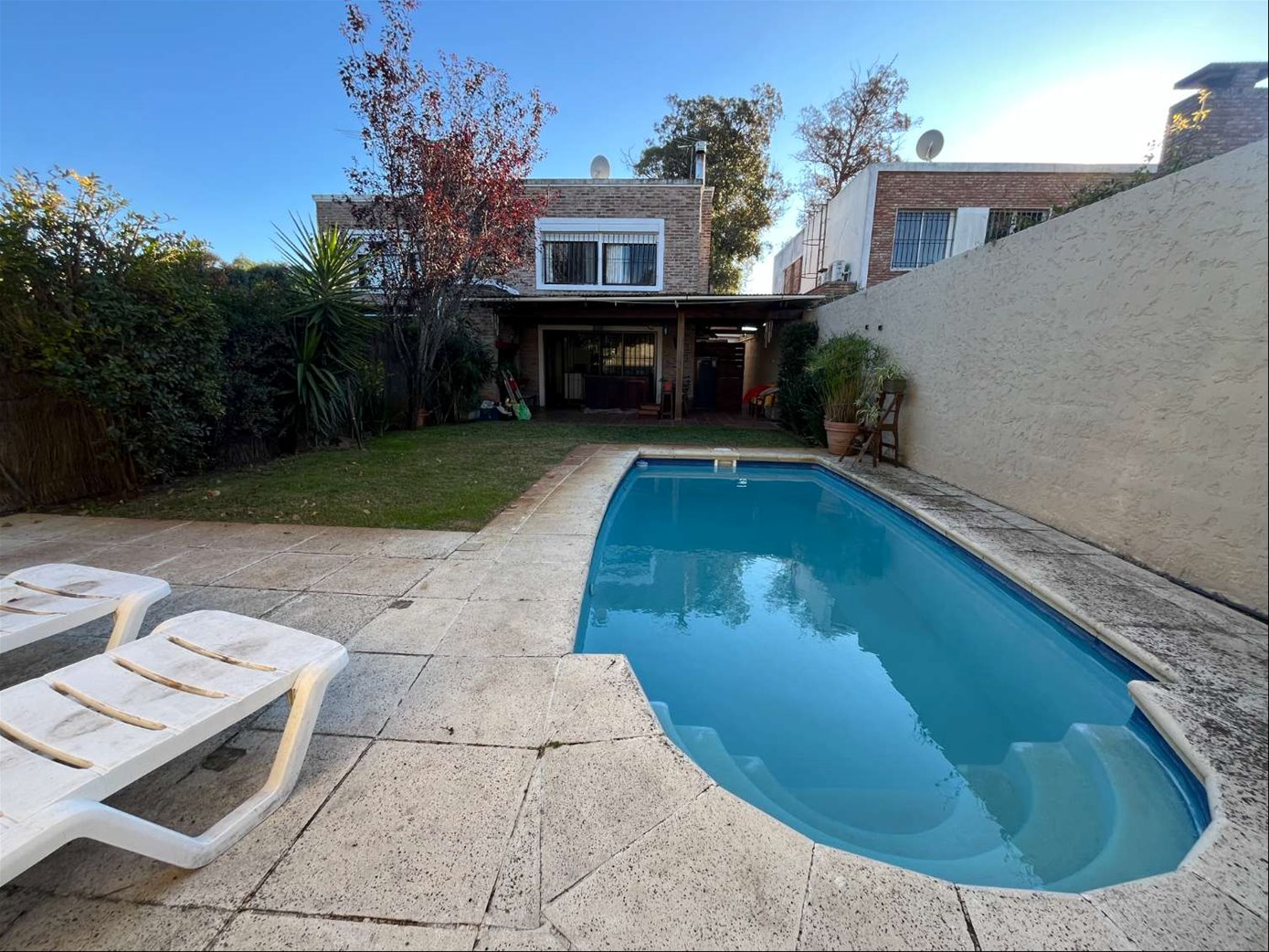 Casa en alquiler de 3 dormitorios en Parque Miramar. Jardin y piscina.