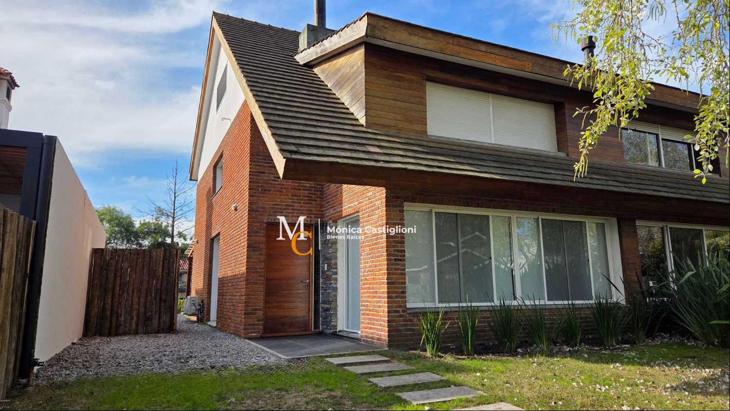 Casa en alquiler de 3 dormitorios con jardín y parrillero en San Nicolas. Seg.24 horas