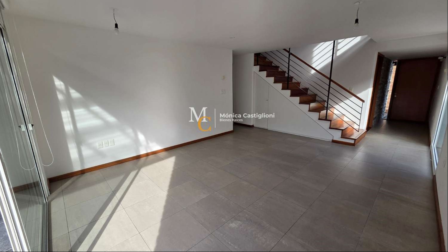 Casa en alquiler de 3 dormitorios con jardín y parrillero. Piscina. Barrio San Nicolas. Seg.24 horas · Foto 5