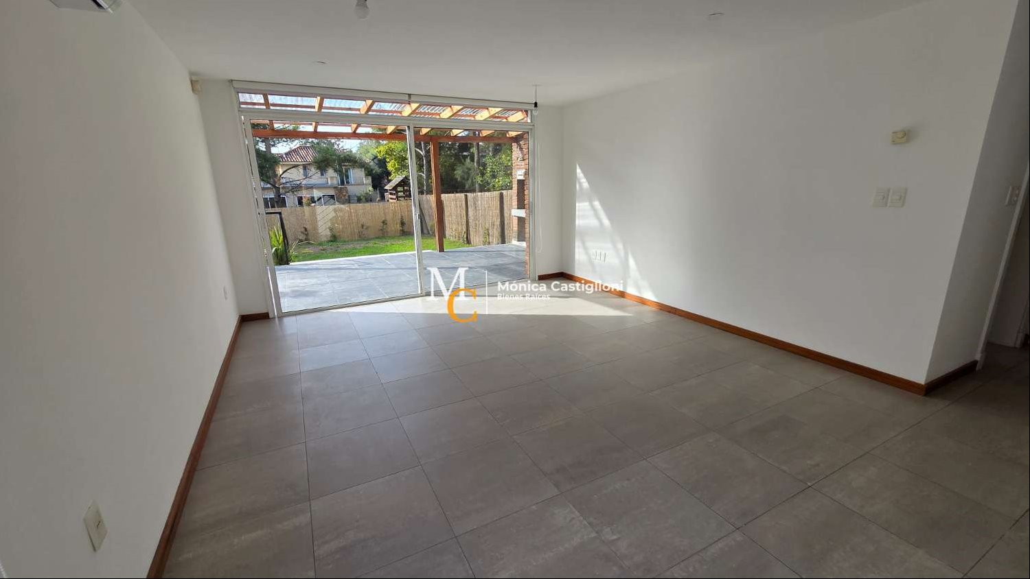 Casa en alquiler de 3 dormitorios con jardín y parrillero. Piscina. Barrio San Nicolas. Seg.24 horas · Foto 4